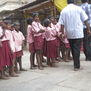 Schulkinder vor dem Tempeleingang